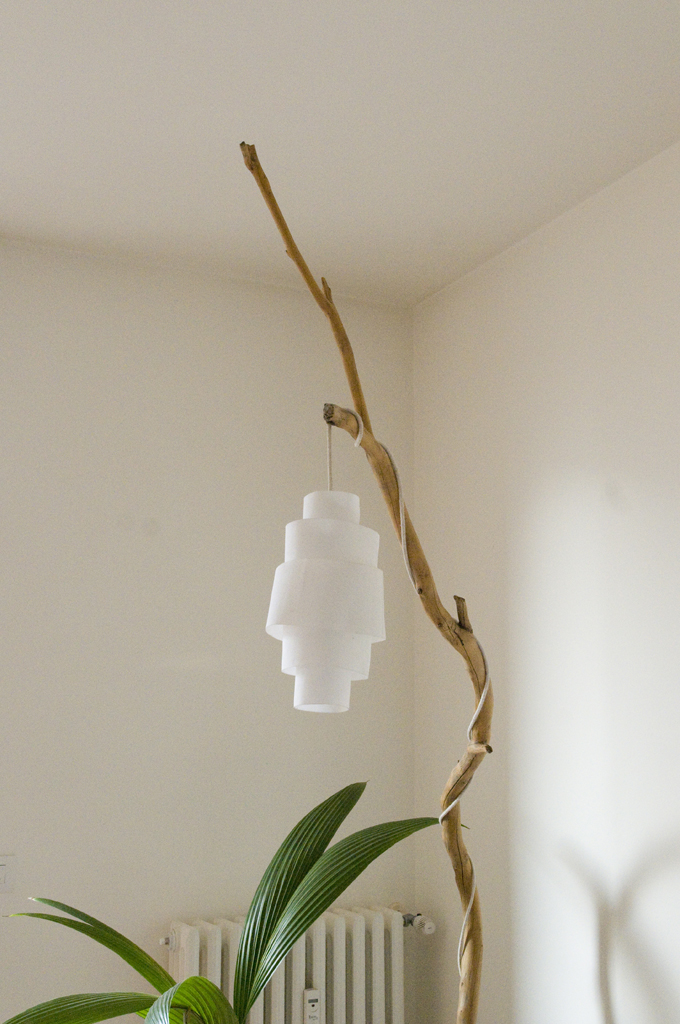 Lampada di design realizzata a mano in legno e tessuto