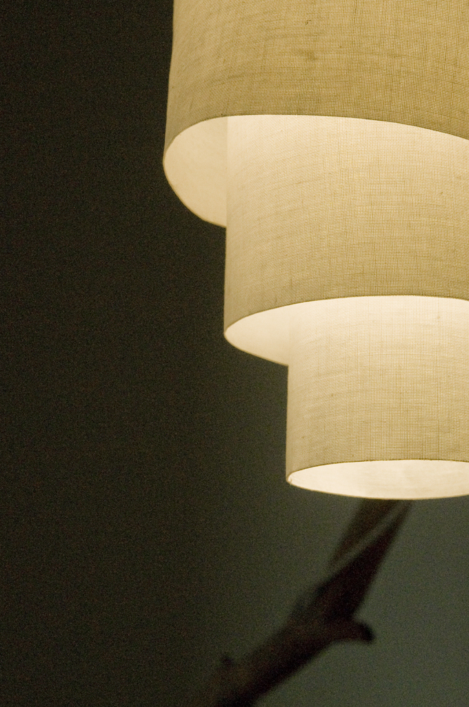 Lampada di design realizzata a mano in legno e tessuto