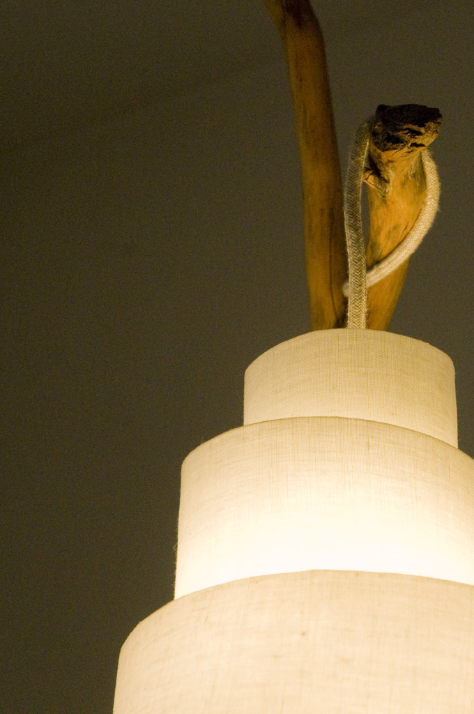 Lampada di design realizzata a mano in legno e tessuto