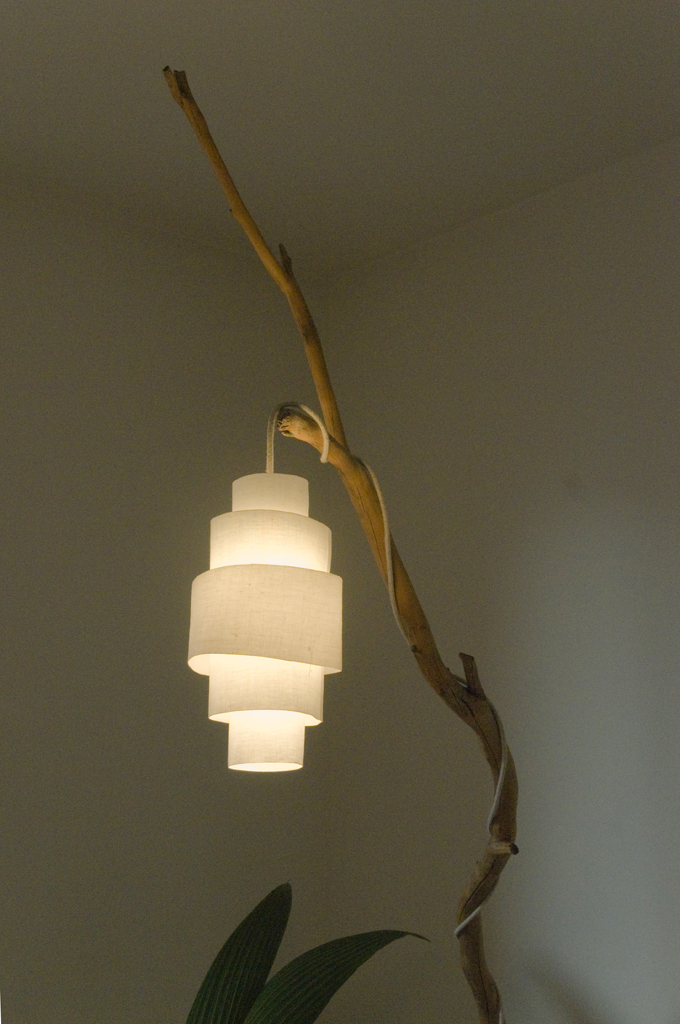 Lampada di design realizzata a mano in legno e tessuto